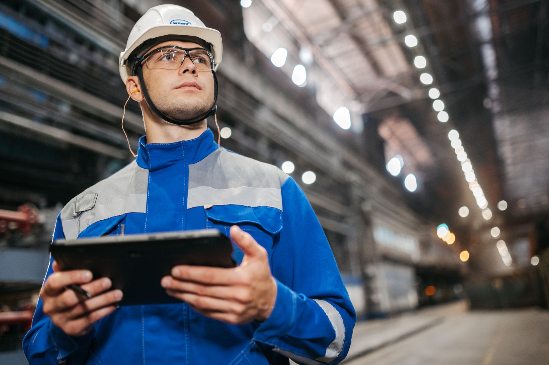 Connected worker software FAQ for manufacturing buyers