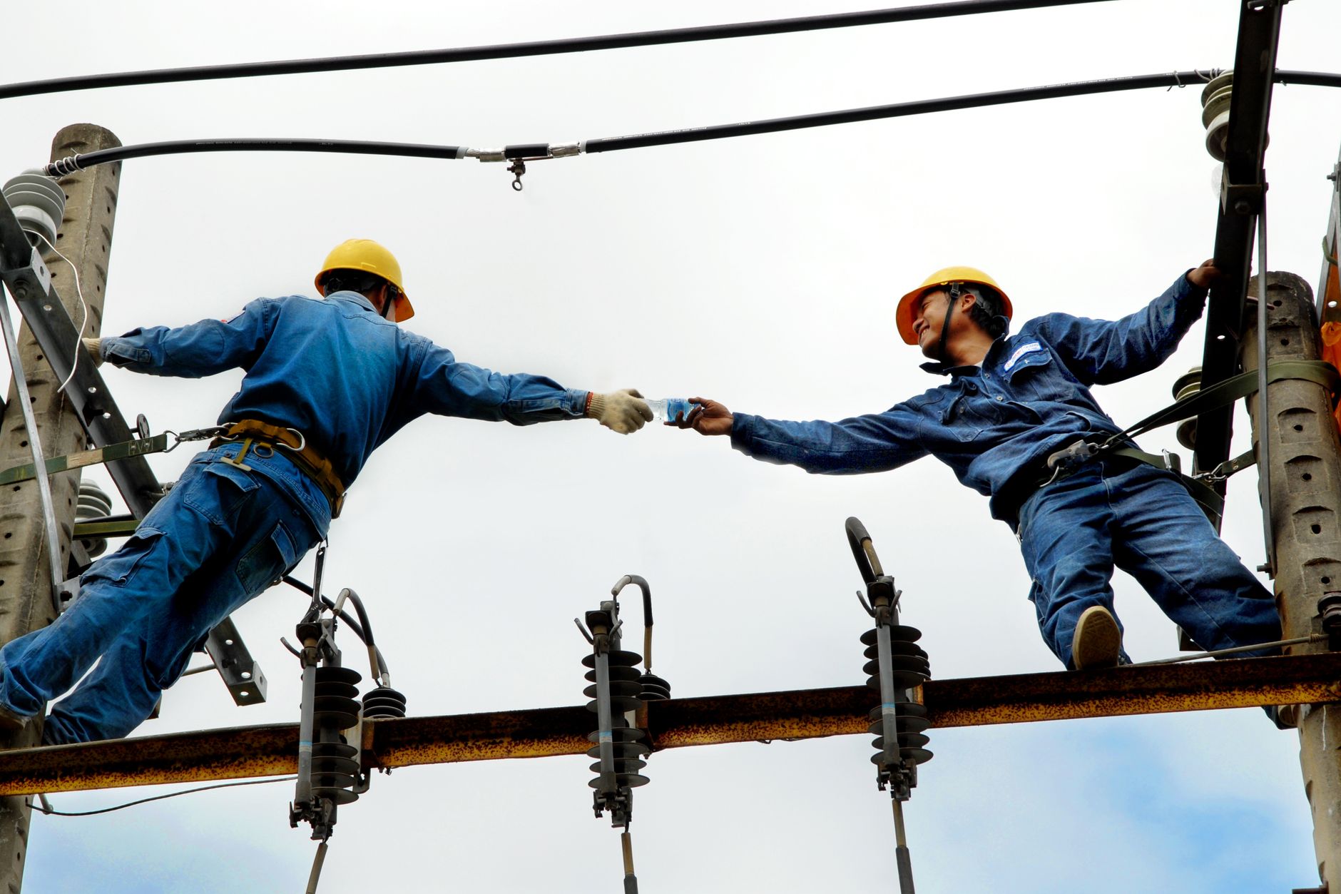 which connected worker platform tools offer offline operator features for field teams without connectivity