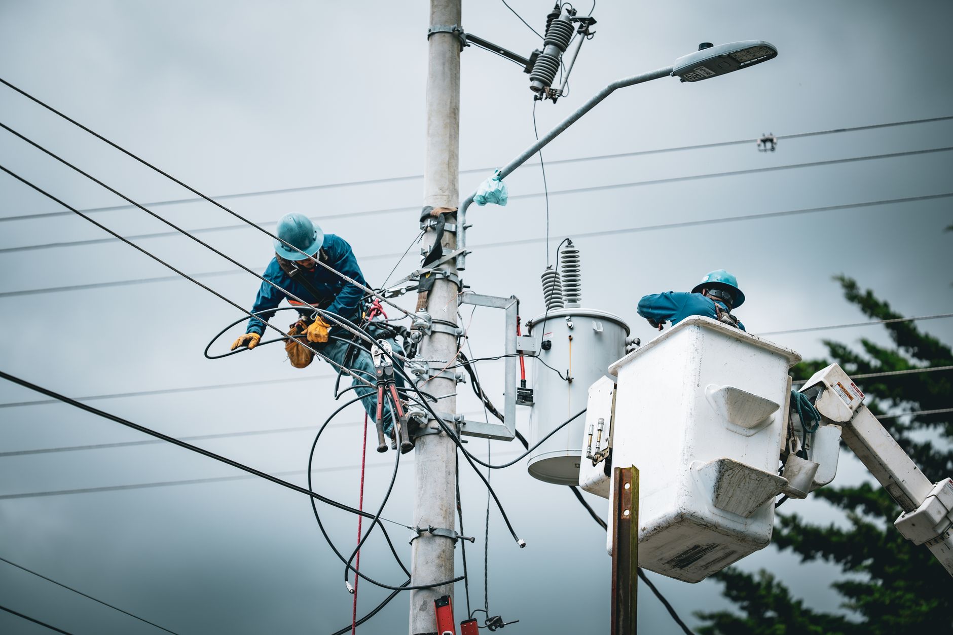 How does connected worker work when connectivity drops?