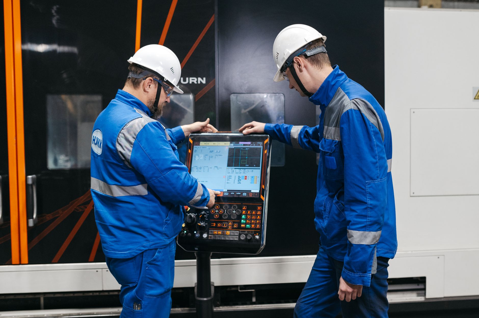 how do i choose a leading frontline operations platform that supports machine connectivity